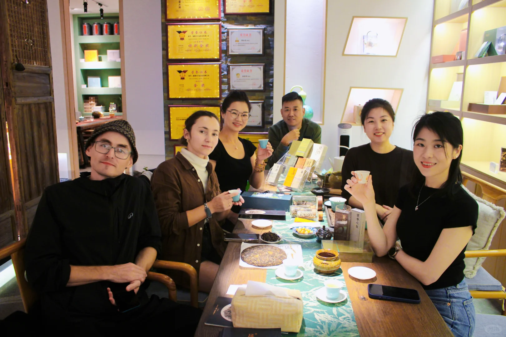 与俄罗斯友人品茶赏壶