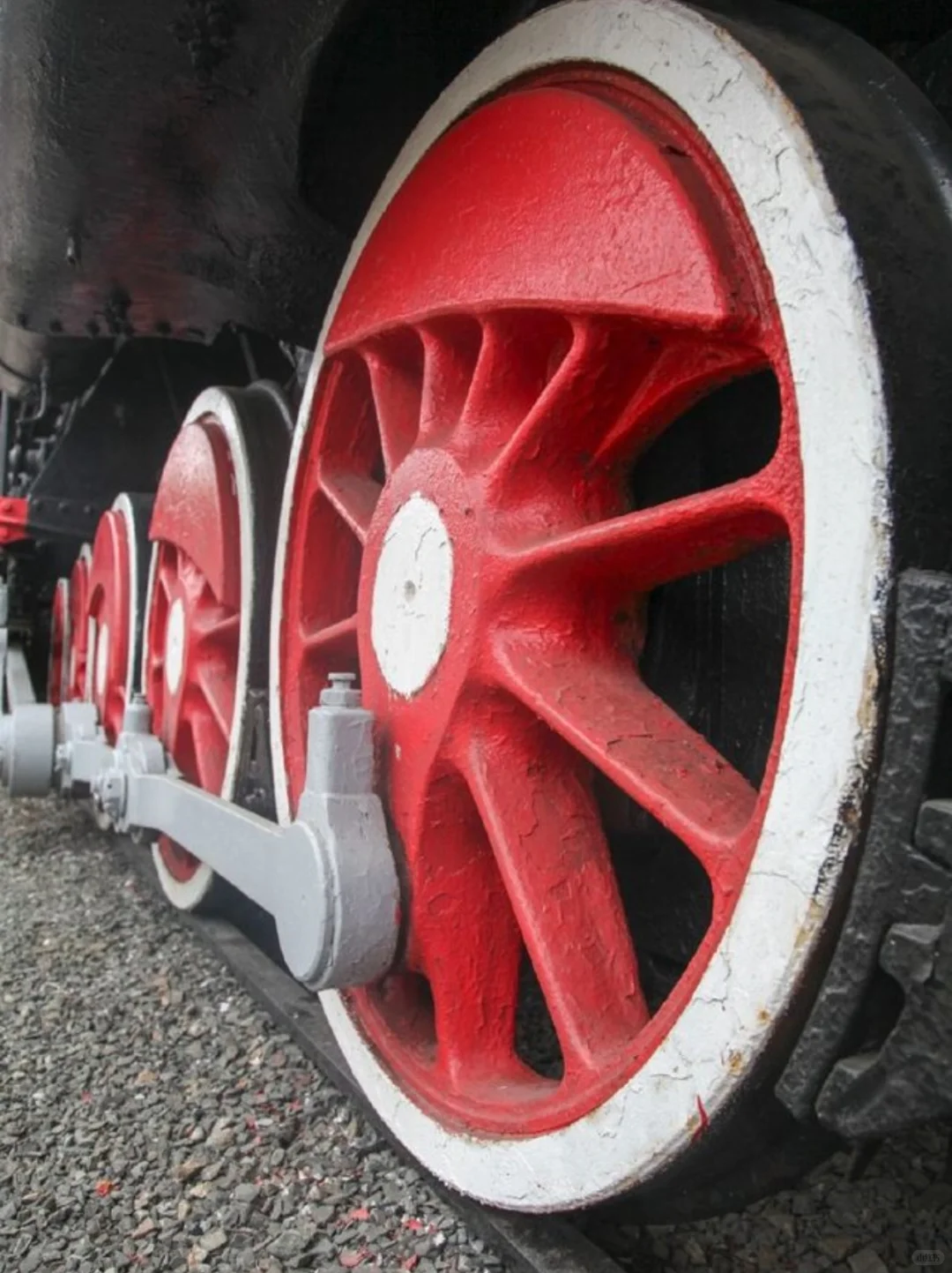 火车为啥用铁轮子？答案在这