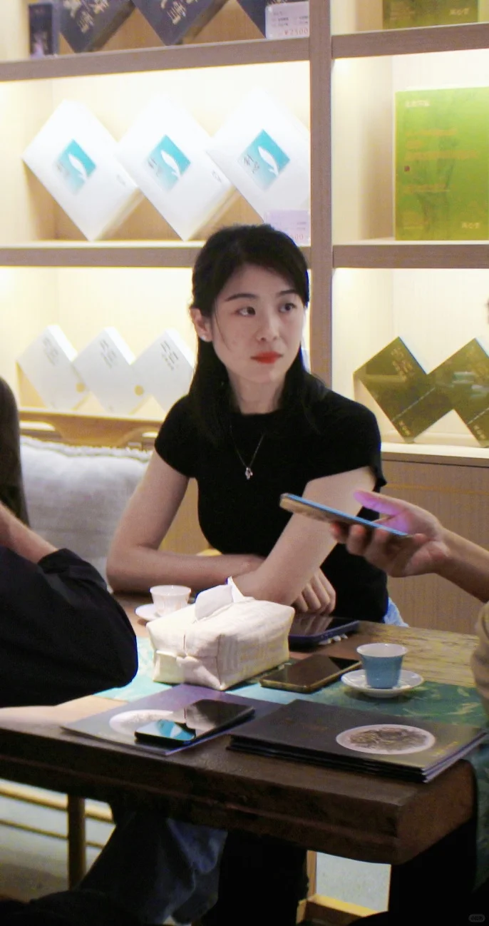 与俄罗斯友人品茶赏壶