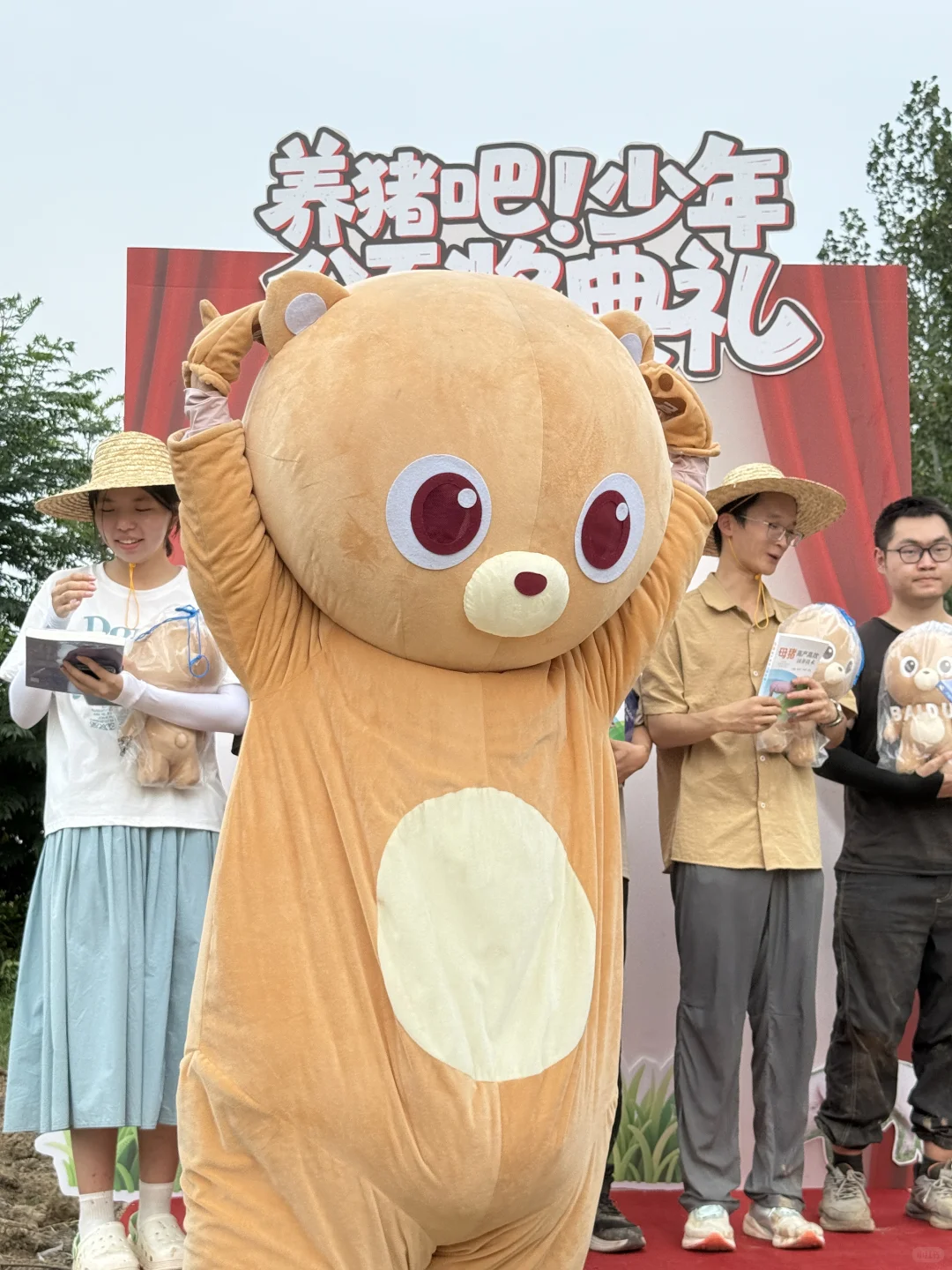 在猪圈里大学生用AI养猪