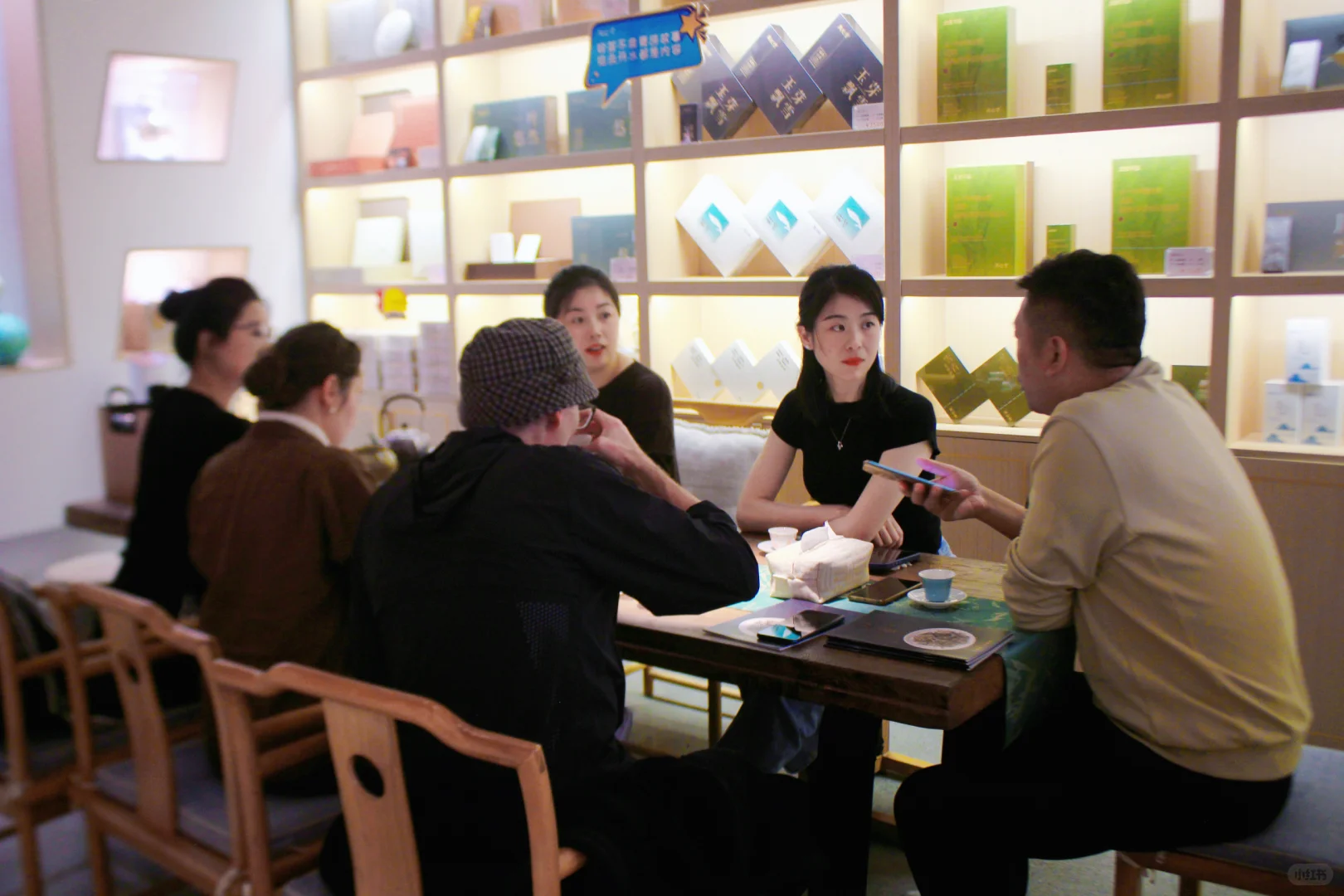 与俄罗斯友人品茶赏壶