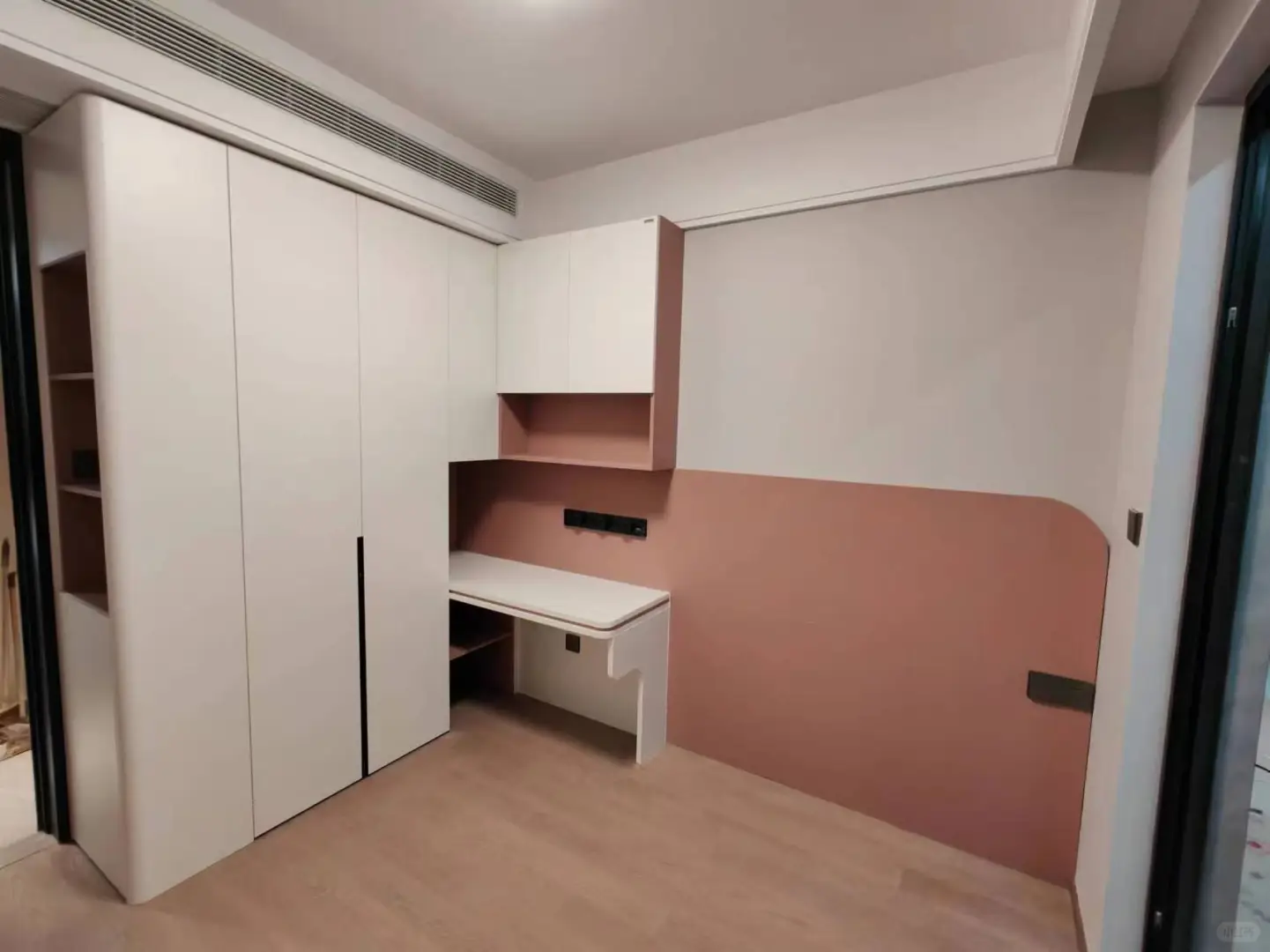 儿童房衣柜带书桌设计