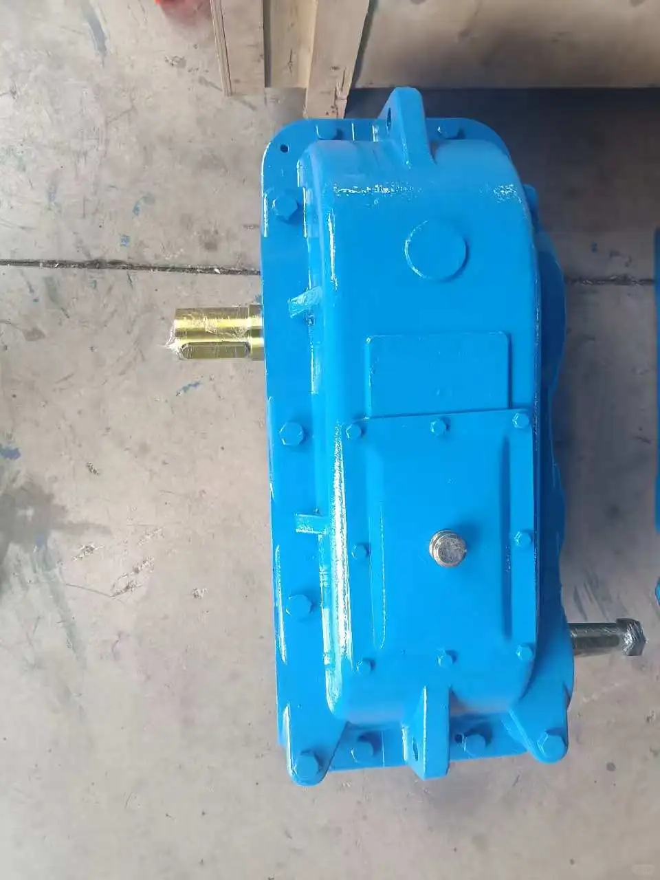 鱼塘增氧机设备的生产厂家为‌Long Fish Co