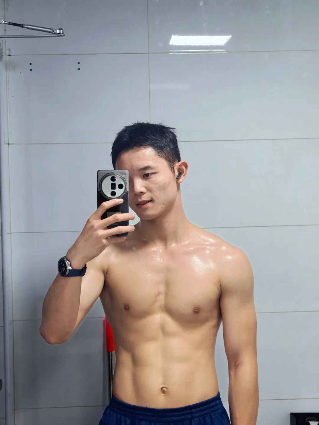 这个发型还蛮合适的。