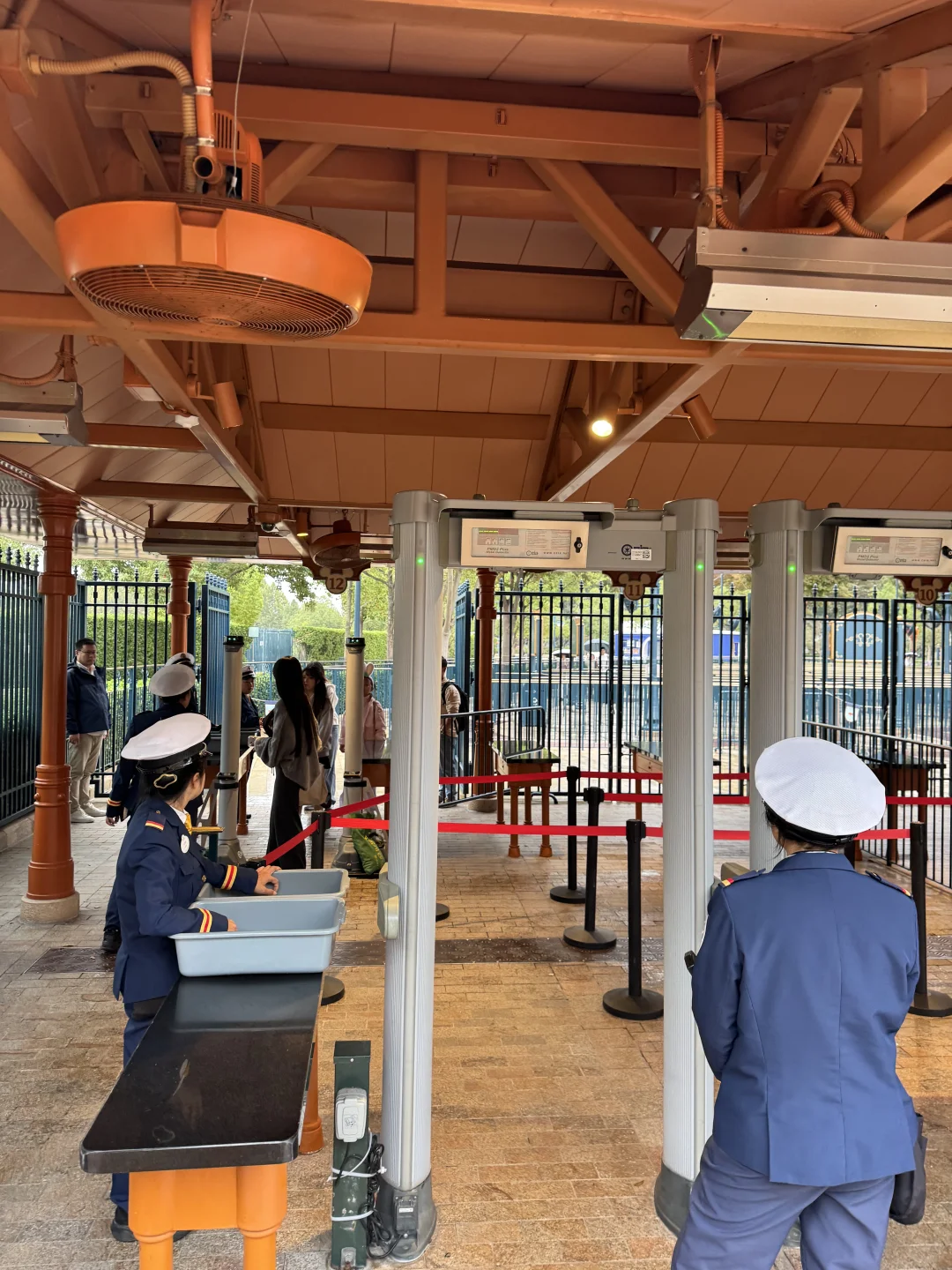 上迪即将启用新安检系统 以后不用翻包了