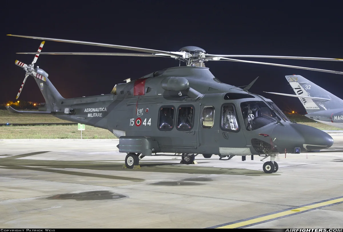 双发中型直升机:AW139?