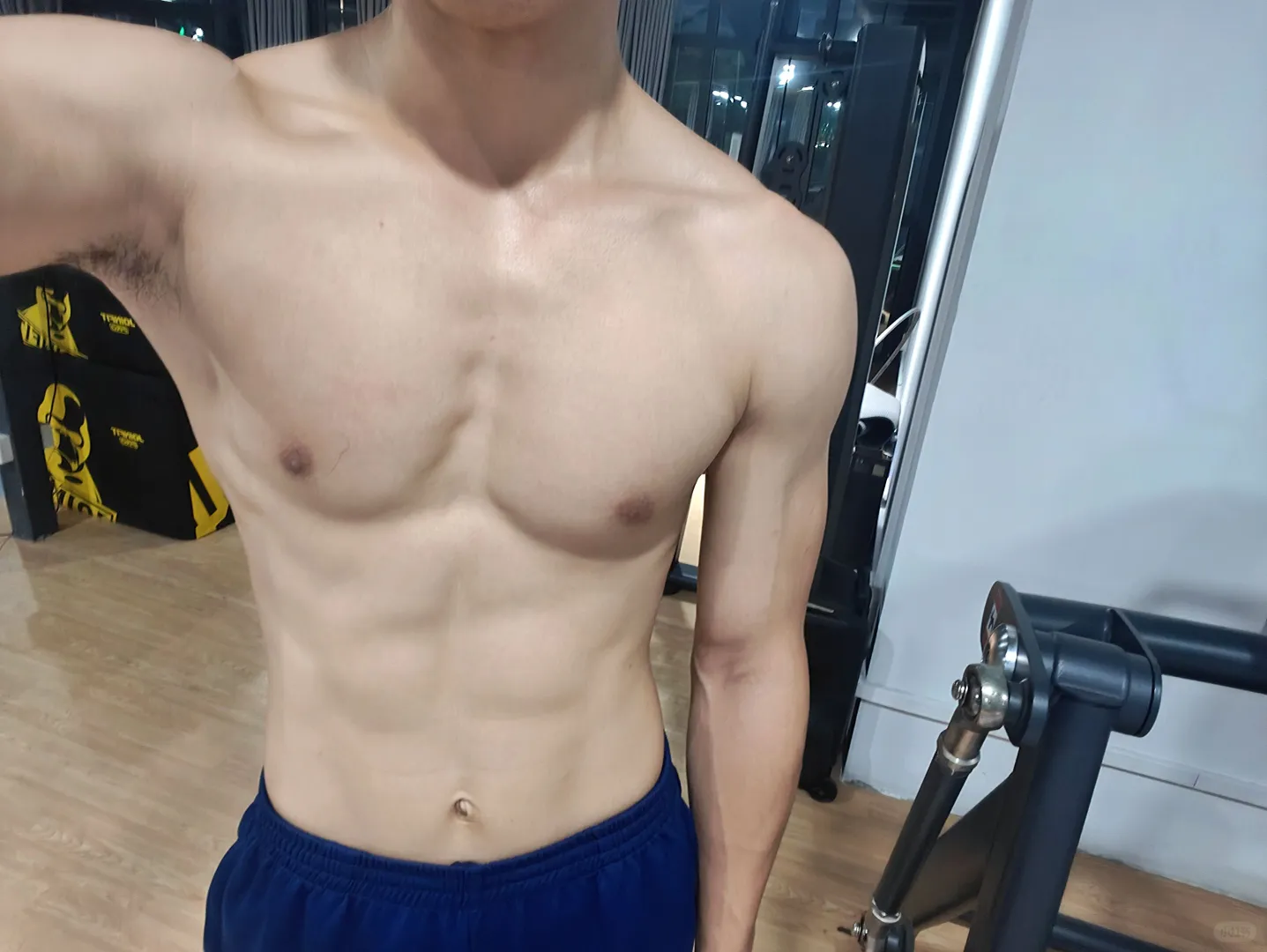 这个发型还蛮合适的。