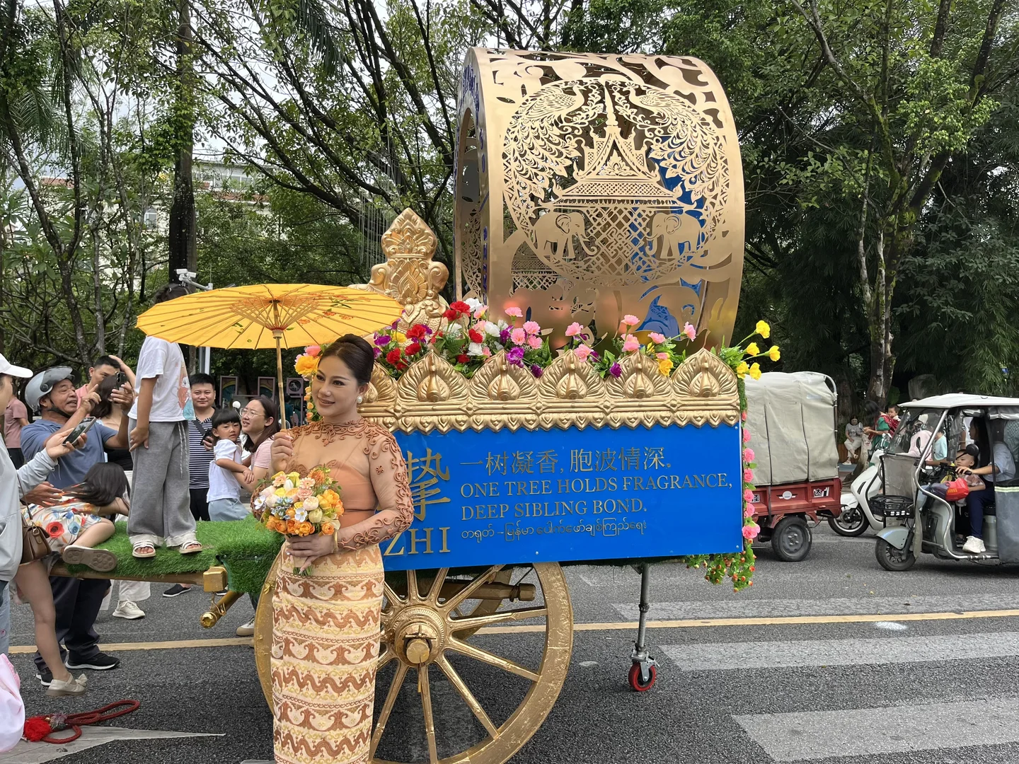 瑞丽?去边境线上感受国际节日：胞波节