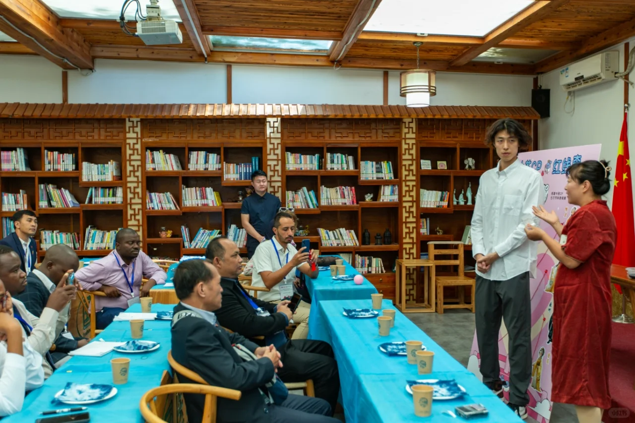 “一带一路”友人走进国医汇，共探中医文化?