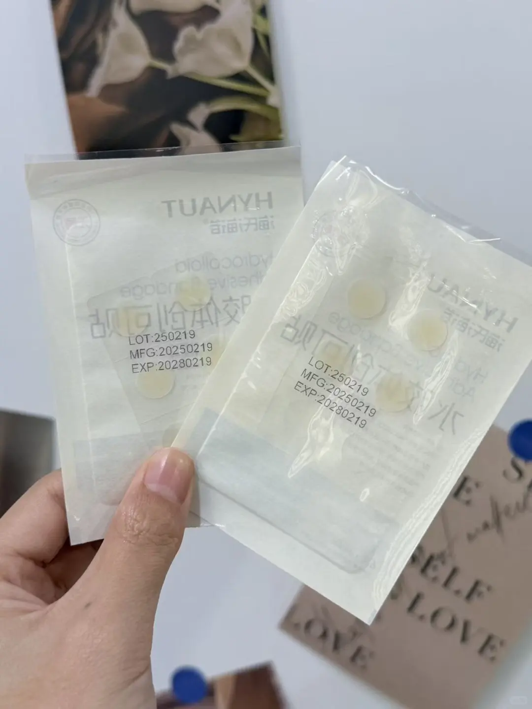 自从发现痘痘贴能贴伤口，就贴完这个贴那个