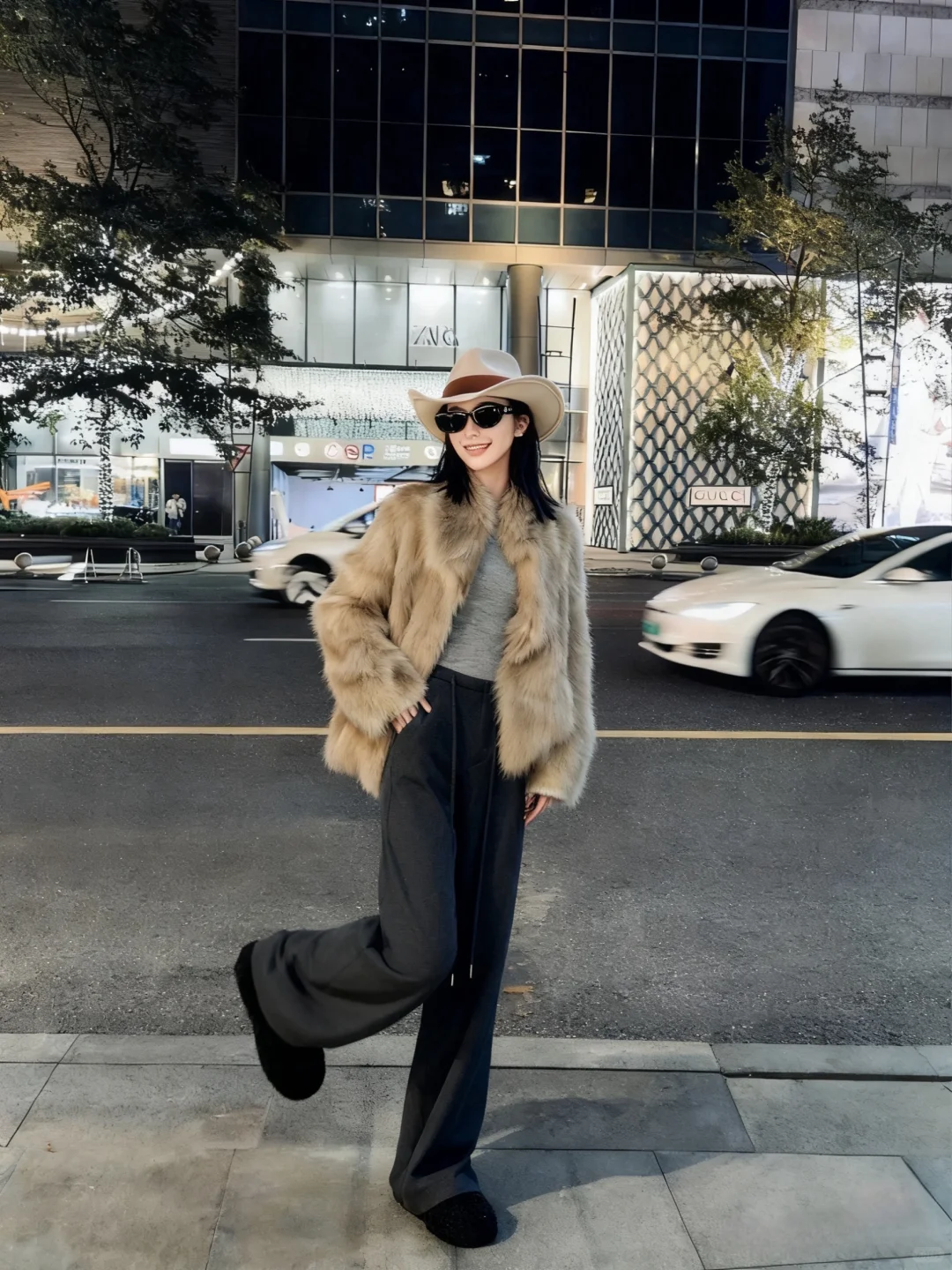 被这条“秋日石墨灰神裤”锁定?｜自带高级感