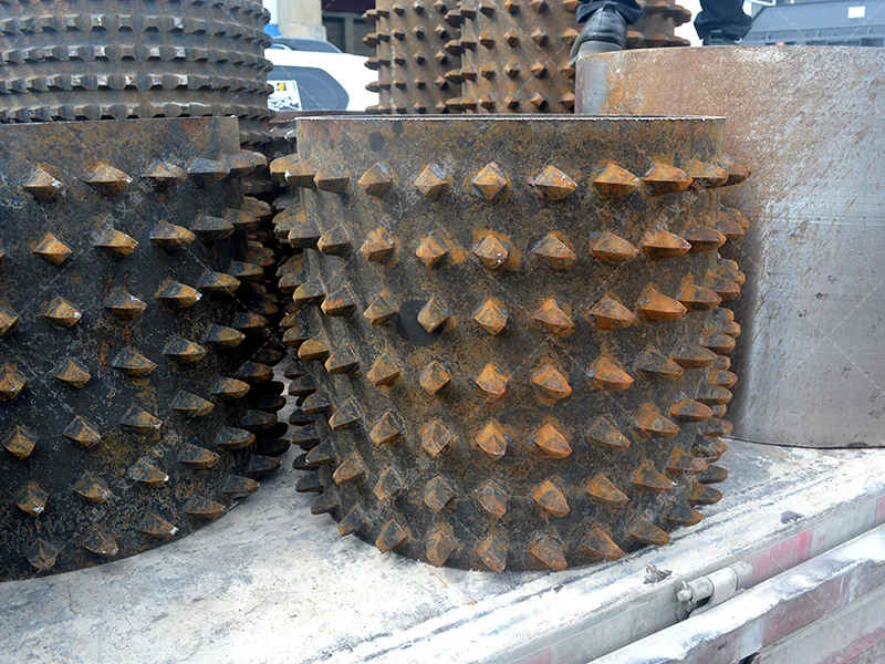 双齿辊破碎机处理石墨，如何避免堵塞问题？