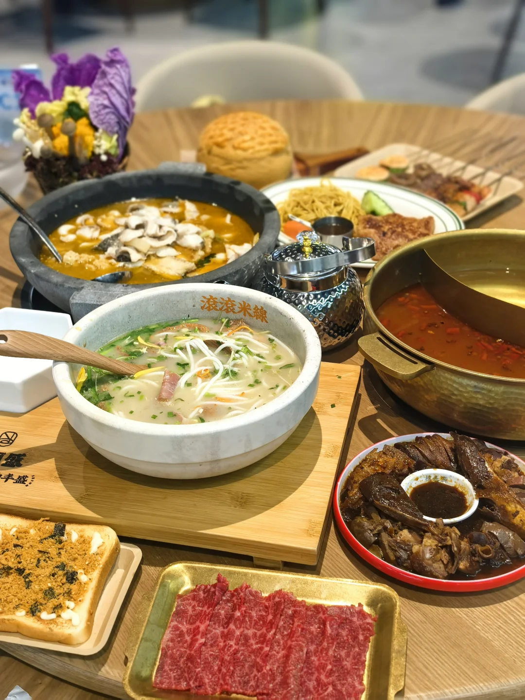 海鲜批发市场里竟藏了个近万平的美食城！