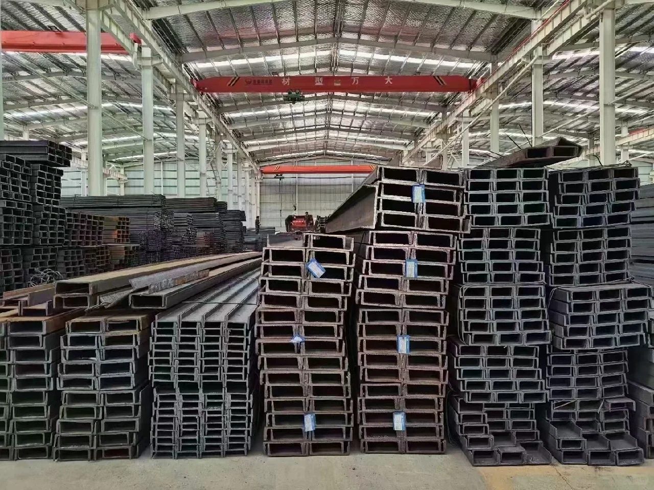 卖钢材的小姐姐