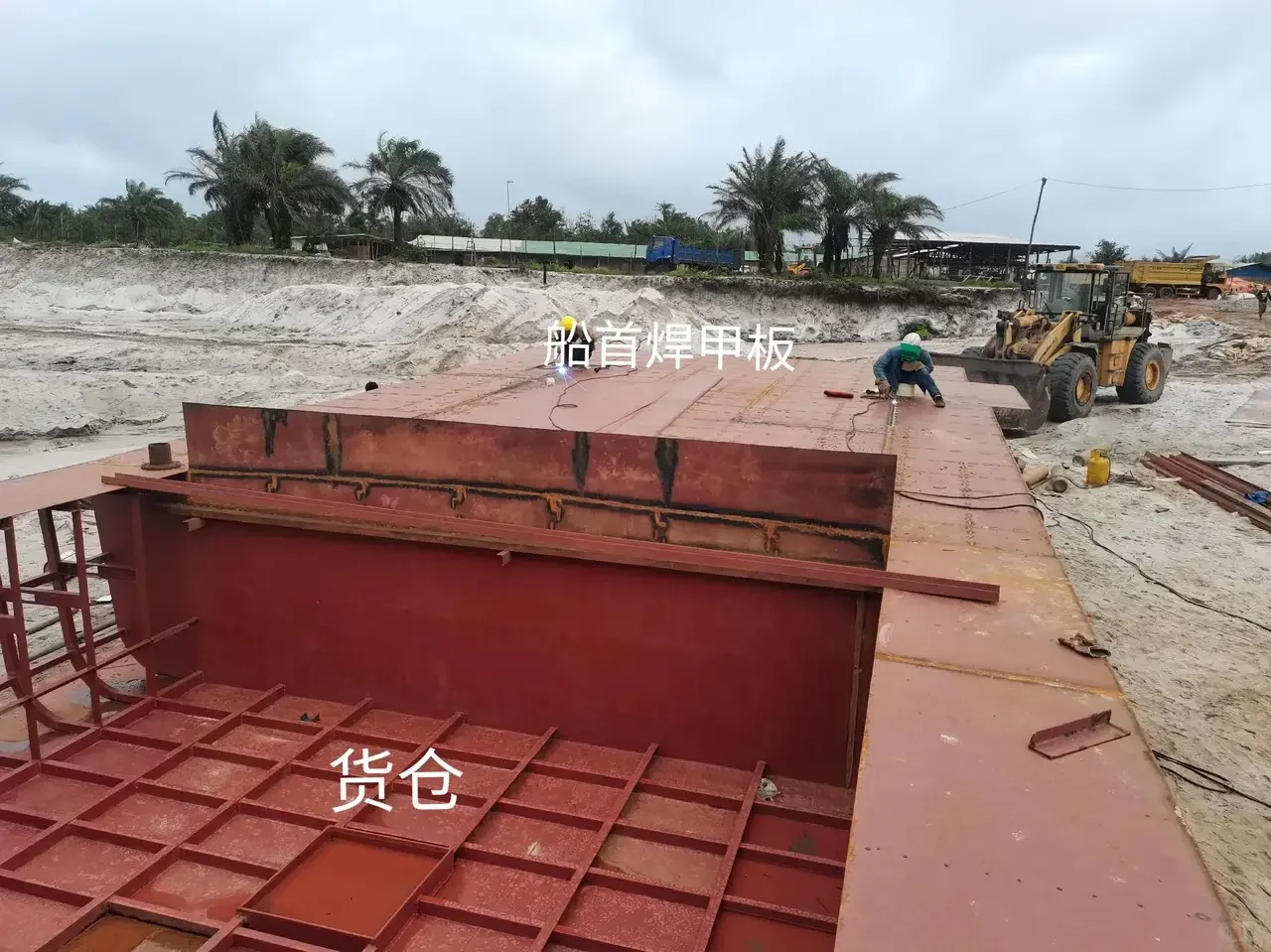 勤劳的中国人在非洲建造百吨运输船