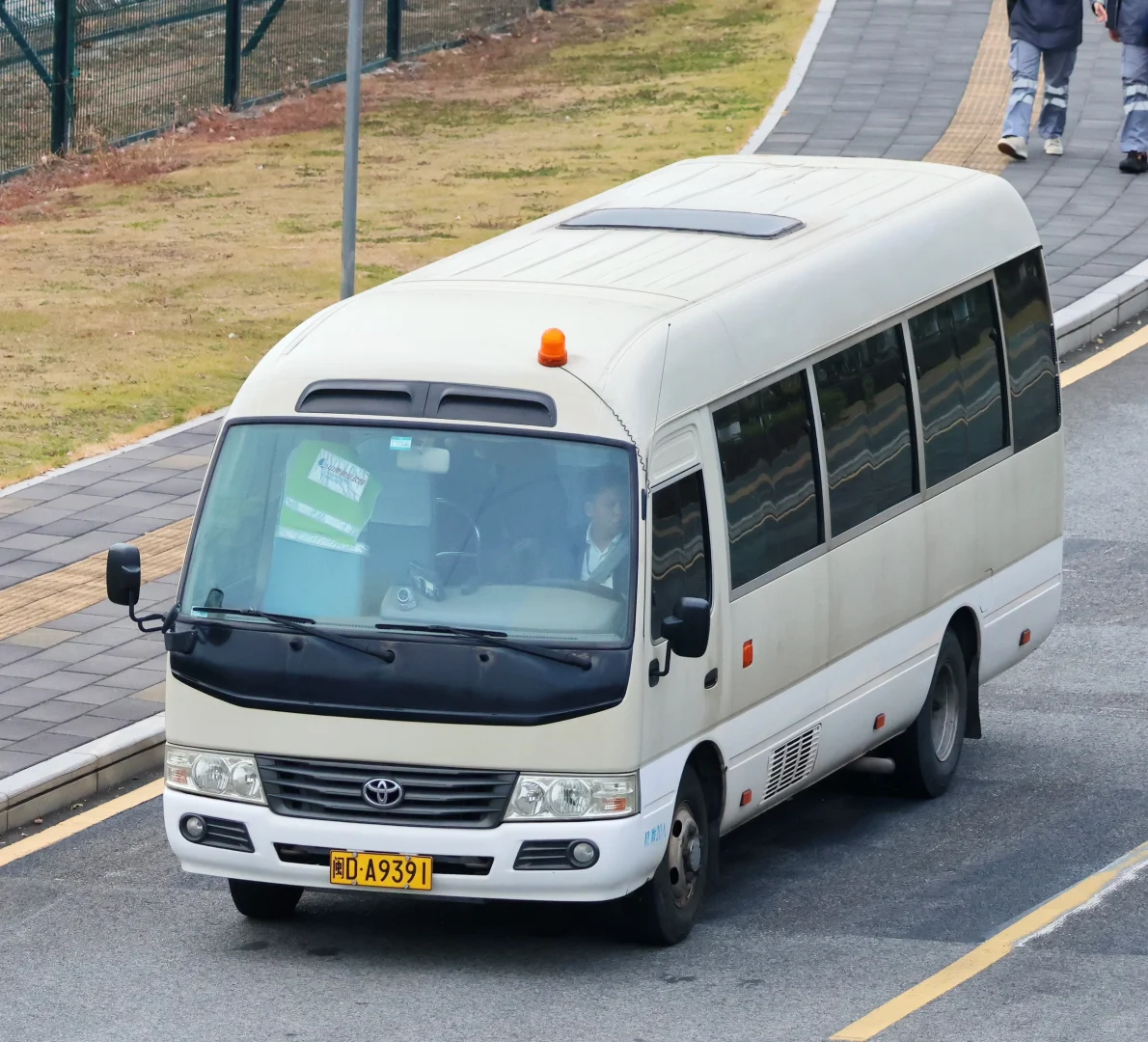 拍机的同时地勤小车也不能放过