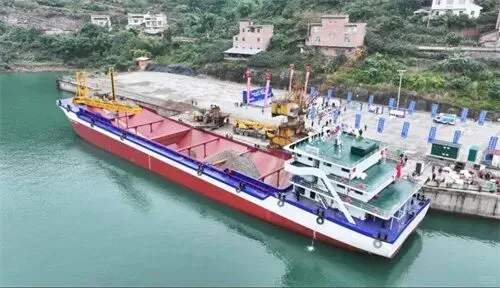 ?国内首艘5000吨级新能源砂船成功首航