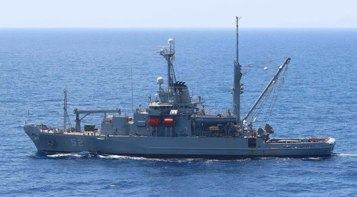 美军正在打捞在南中国海坠毁的两架飞机