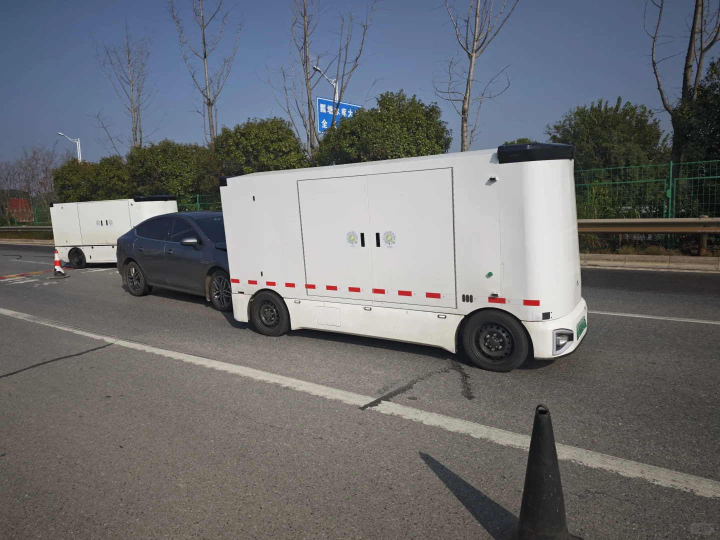 无人快递车行深智能交通事故