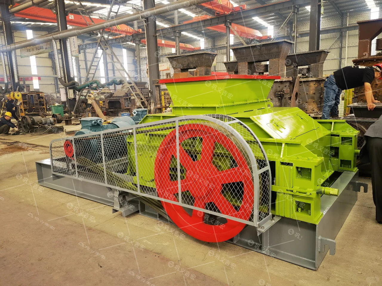 双齿辊破碎机引领石墨加工技术的绿色革命