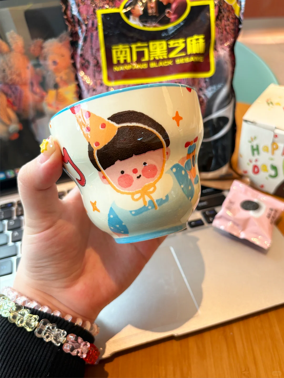 和老板商量后，决定一袋就送杯子?