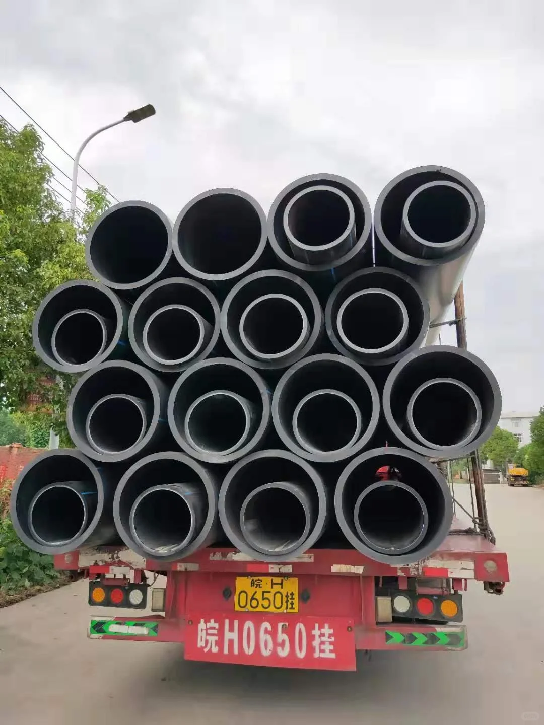 现在越来越多的道路用拖拉管了