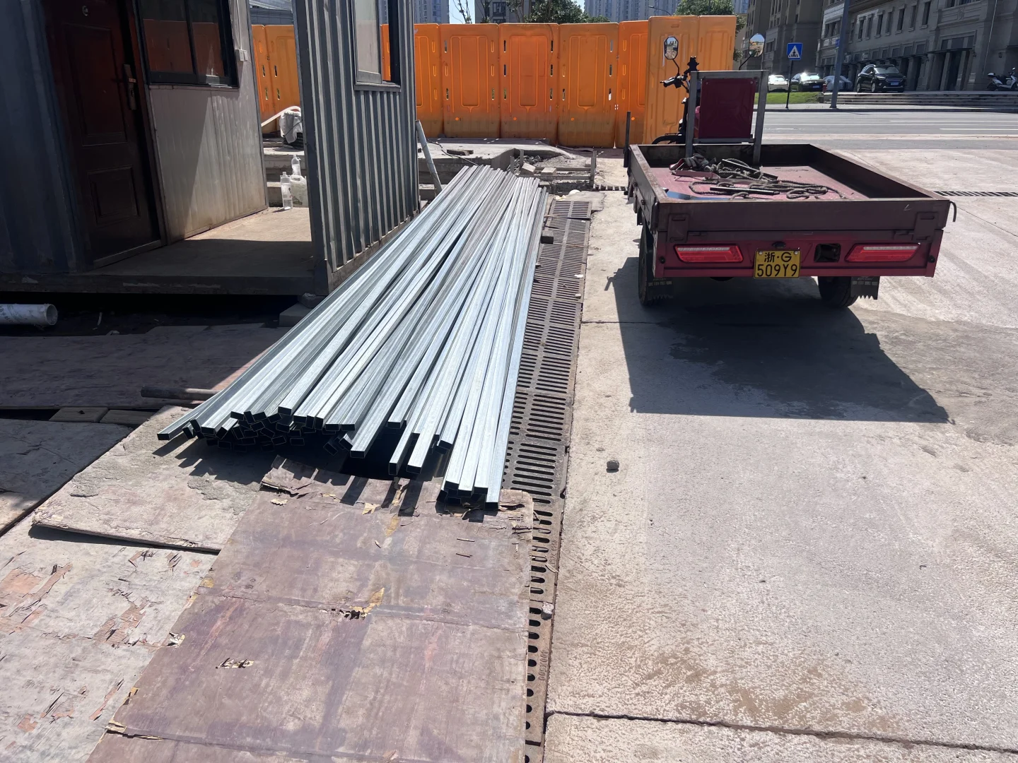 钢铁的交响曲?，工作和生活