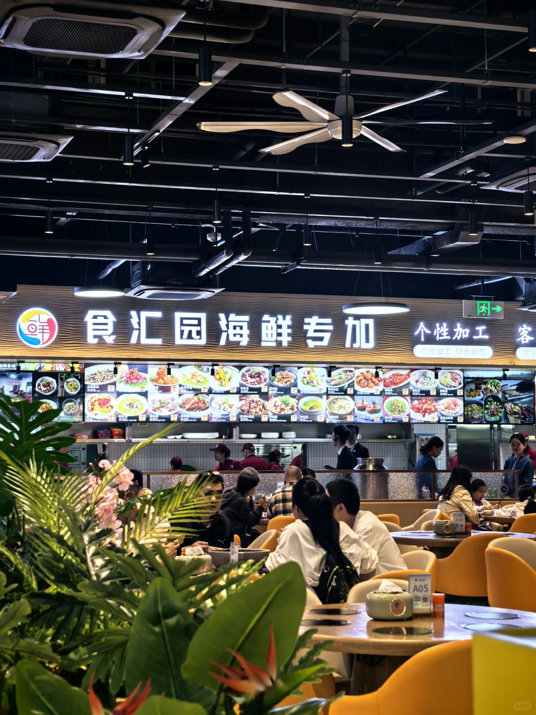 海鲜批发市场里竟藏了个近万平的美食城！