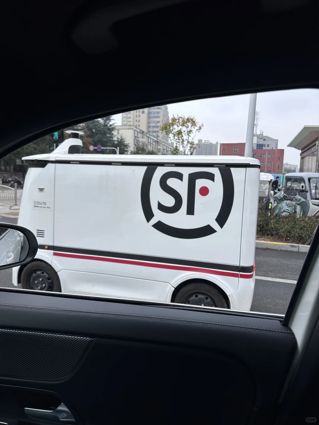 偶遇了顺丰的无人自动驾驶啊，这么可爱好玩
