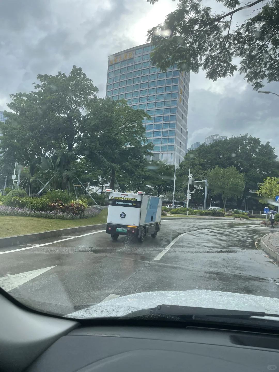 自动驾驶物流车