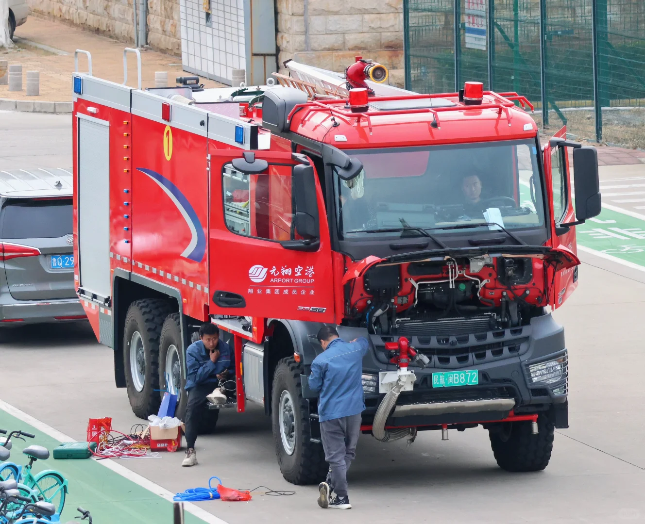 拍机的同时地勤小车也不能放过