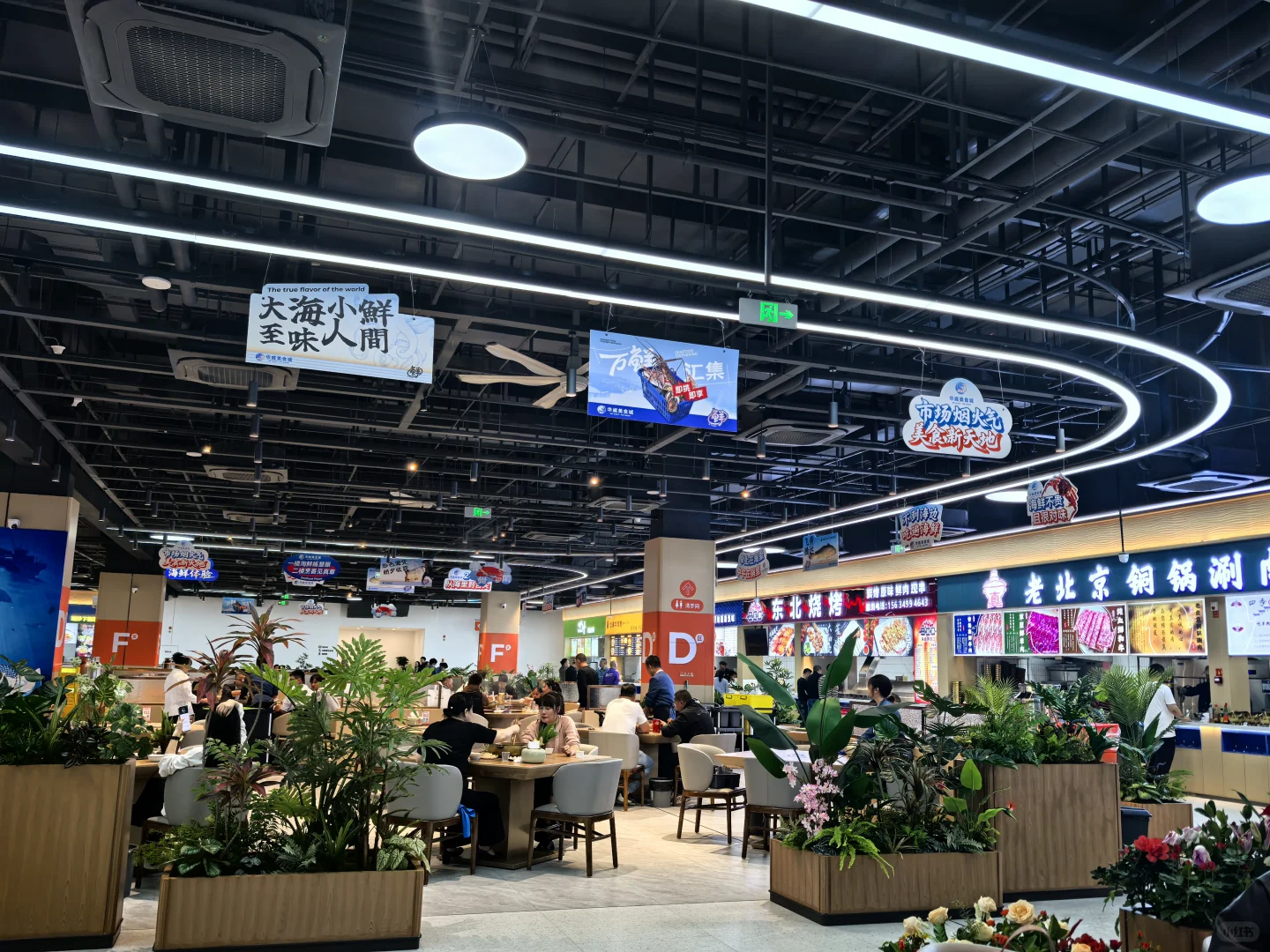 海鲜批发市场里竟藏了个近万平的美食城！