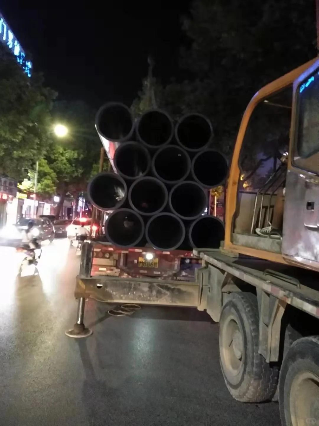 现在越来越多的道路用拖拉管了