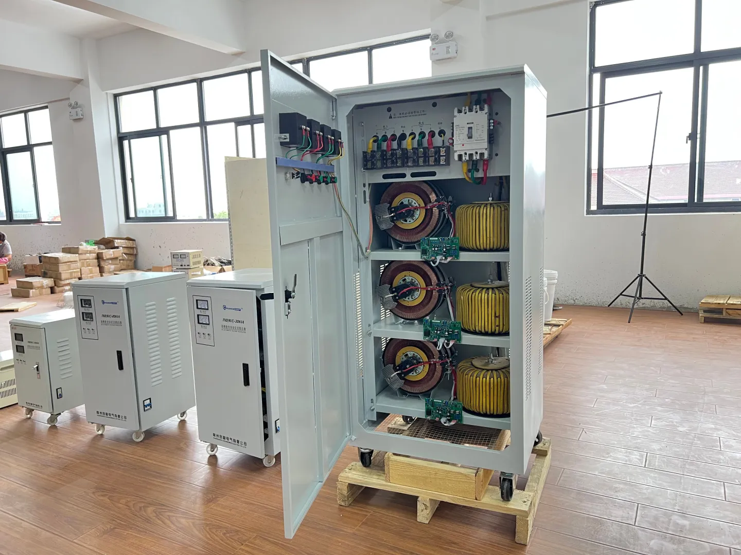 三相380v自动稳压器工作原理