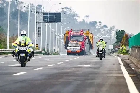 刷到过凌晨公路上的 “移动巨人” 吗??