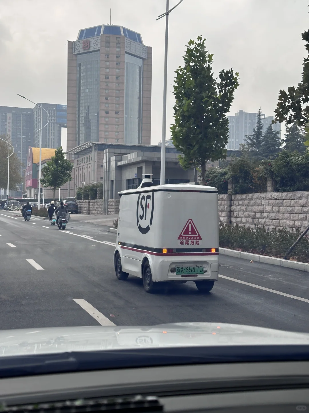 偶遇了顺丰的无人自动驾驶啊，这么可爱好玩