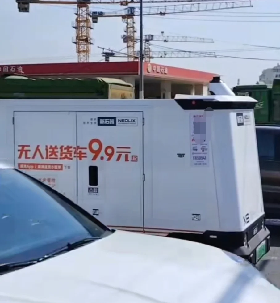 在青岛偶遇无人车，像穿越到未来?