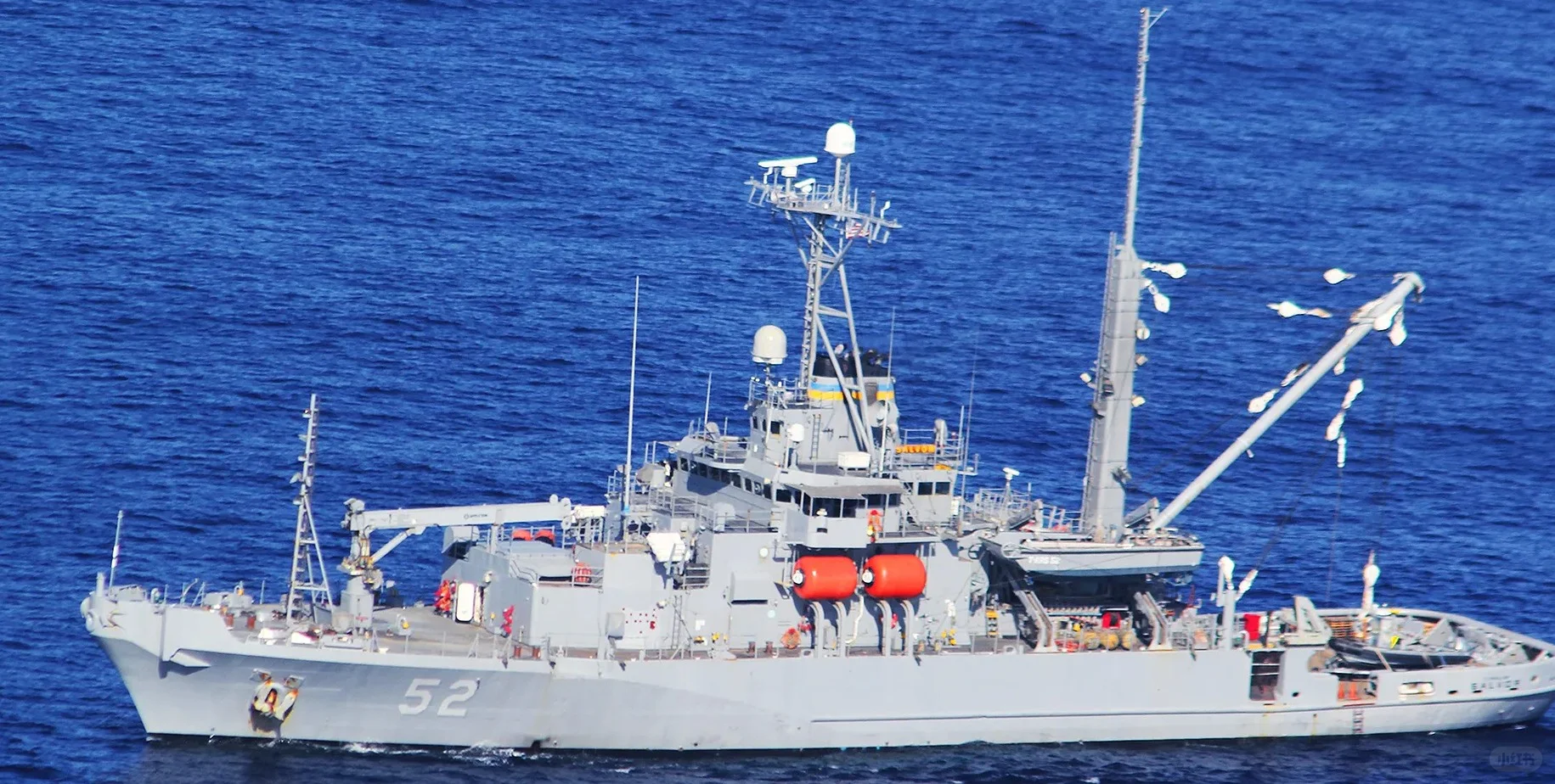 美军正在打捞在南中国海坠毁的两架飞机