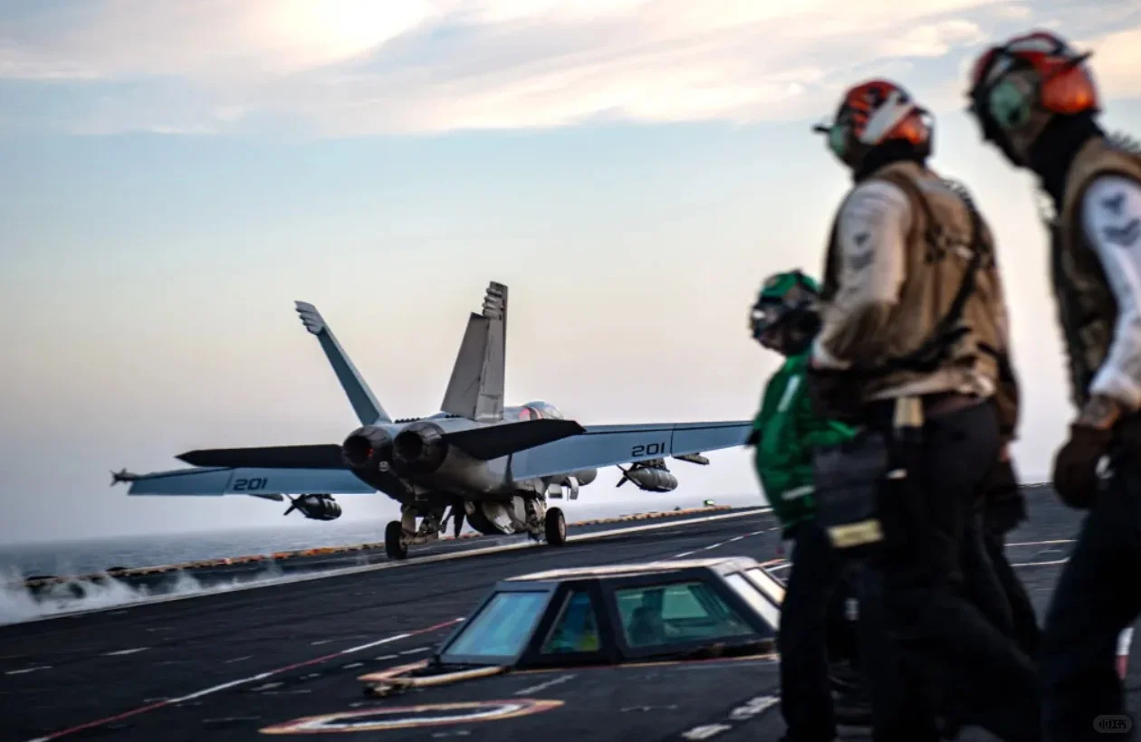 美军正在打捞在南中国海坠毁的两架飞机