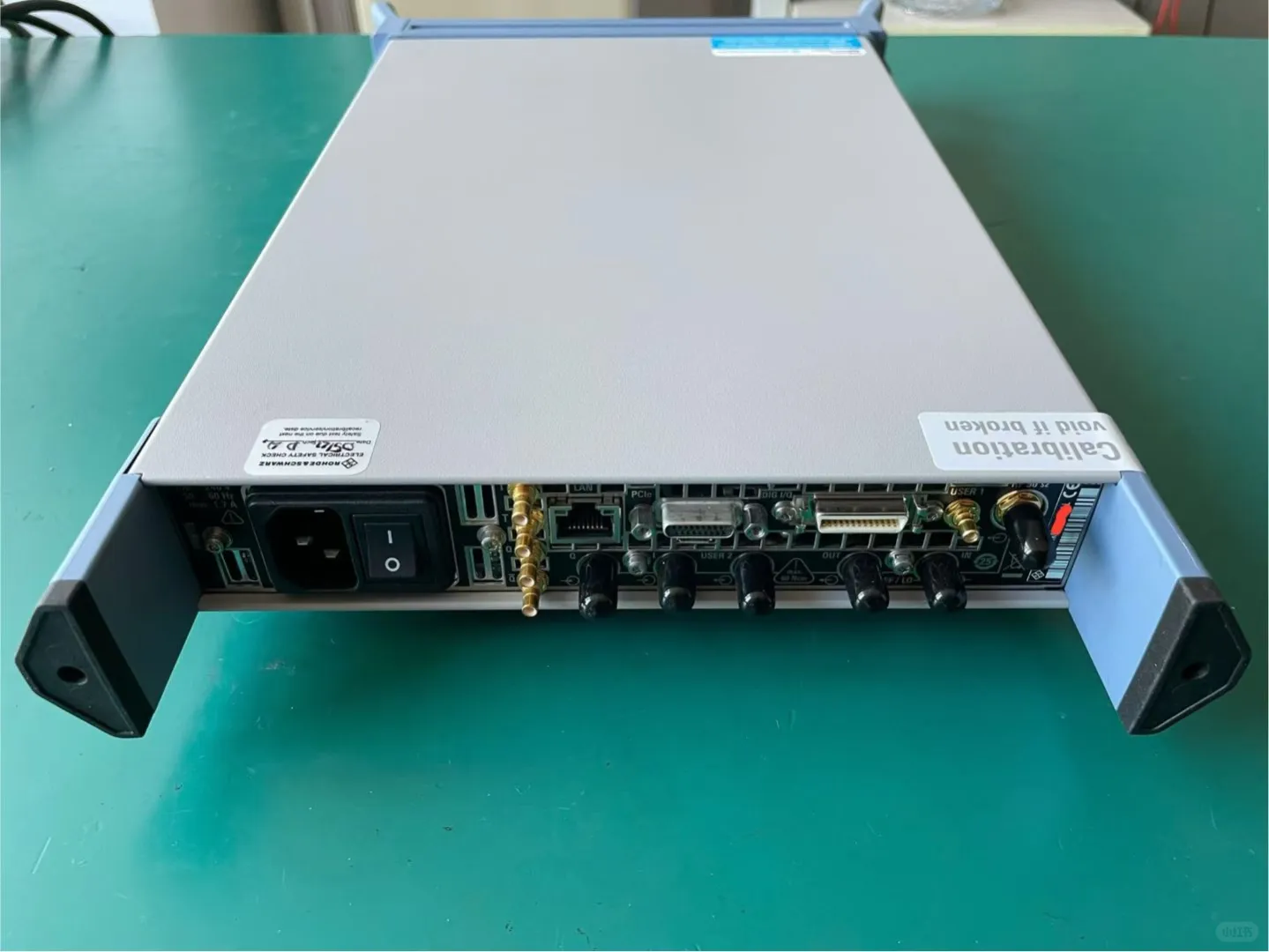 实拍罗德SGT100A射频矢量信号发生器