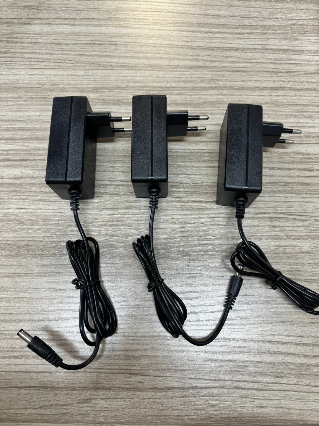 锂电池转灯充电器：12.6V3A/14.8V3A/16.8V