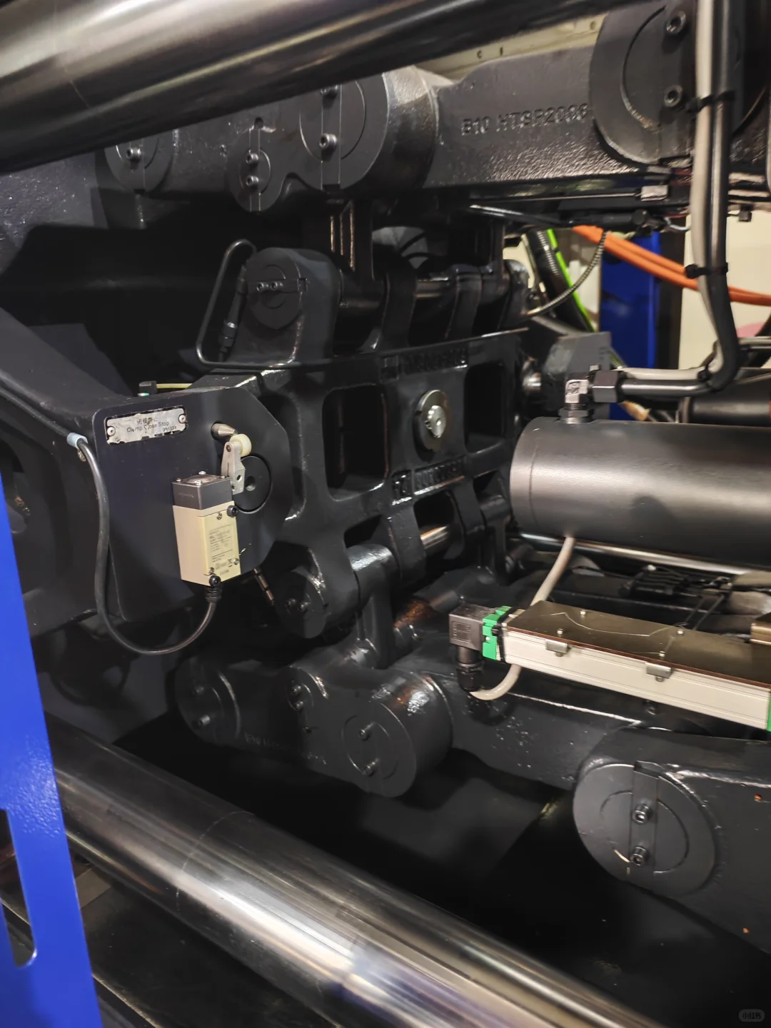 急售！海天200吨双色机 实业家闭眼入的生产