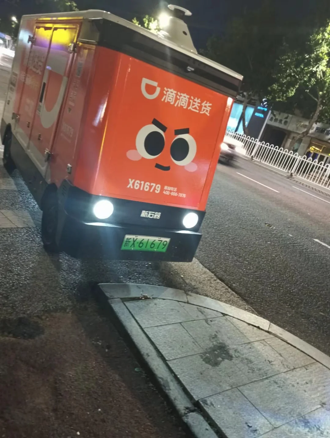 在青岛偶遇无人车，像穿越到未来?