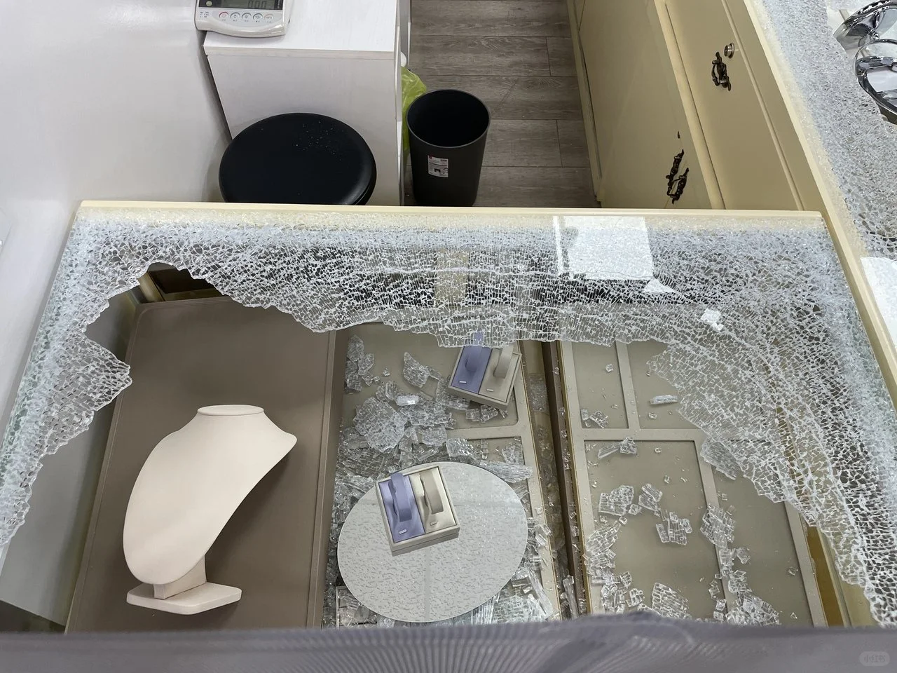 洛杉矶华人金六福又被持枪抢劫!!!