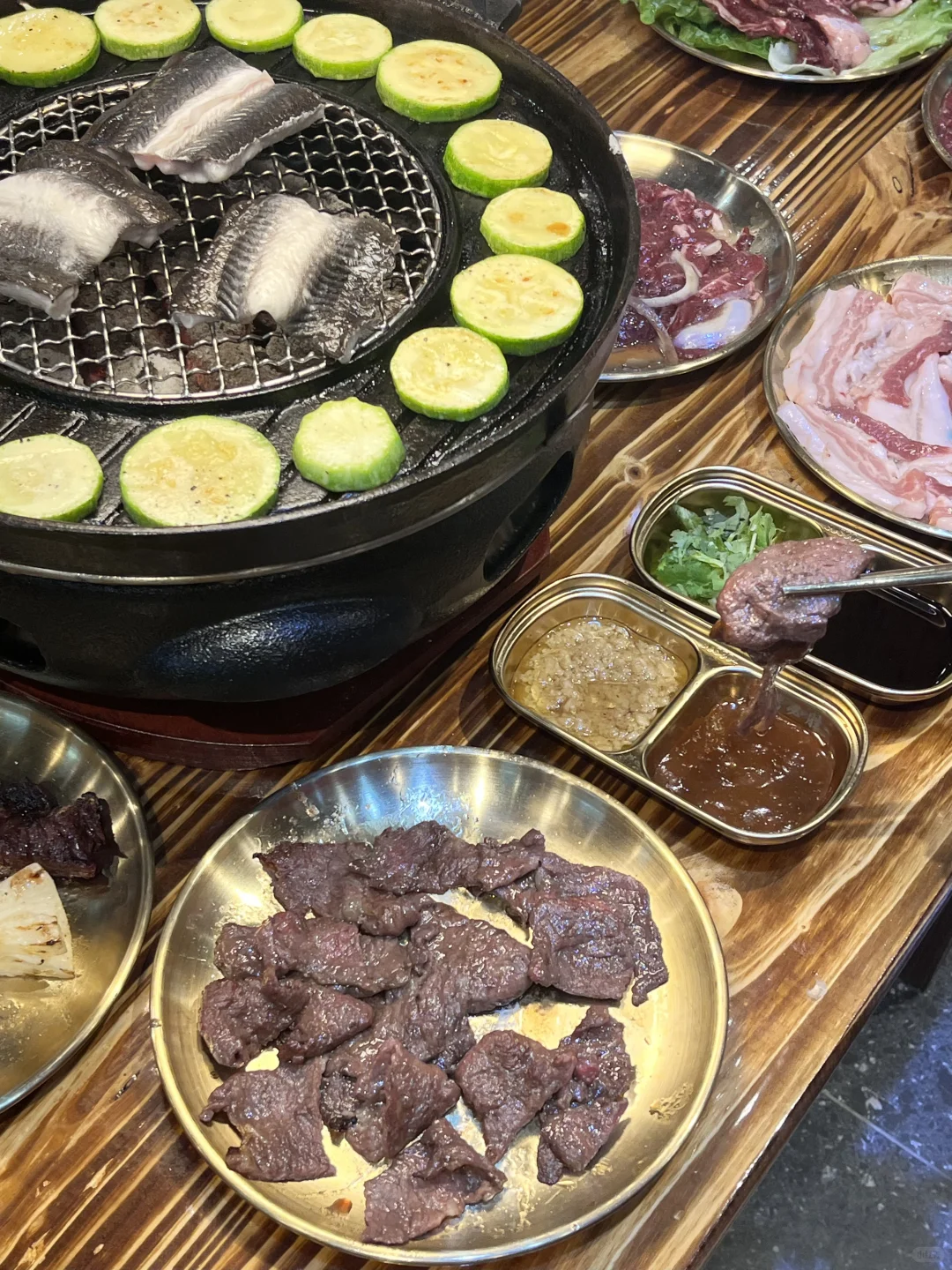 隐藏在菜肉市场里的烤肉店❗️现切牛肉香晕?