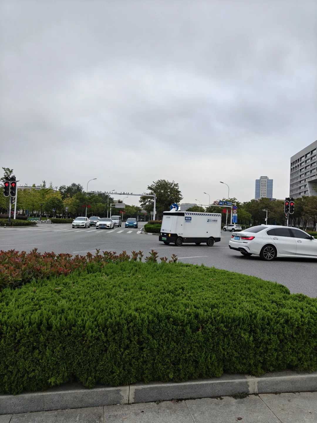 是谁家的自动驾驶快递车这么乖巧呀？