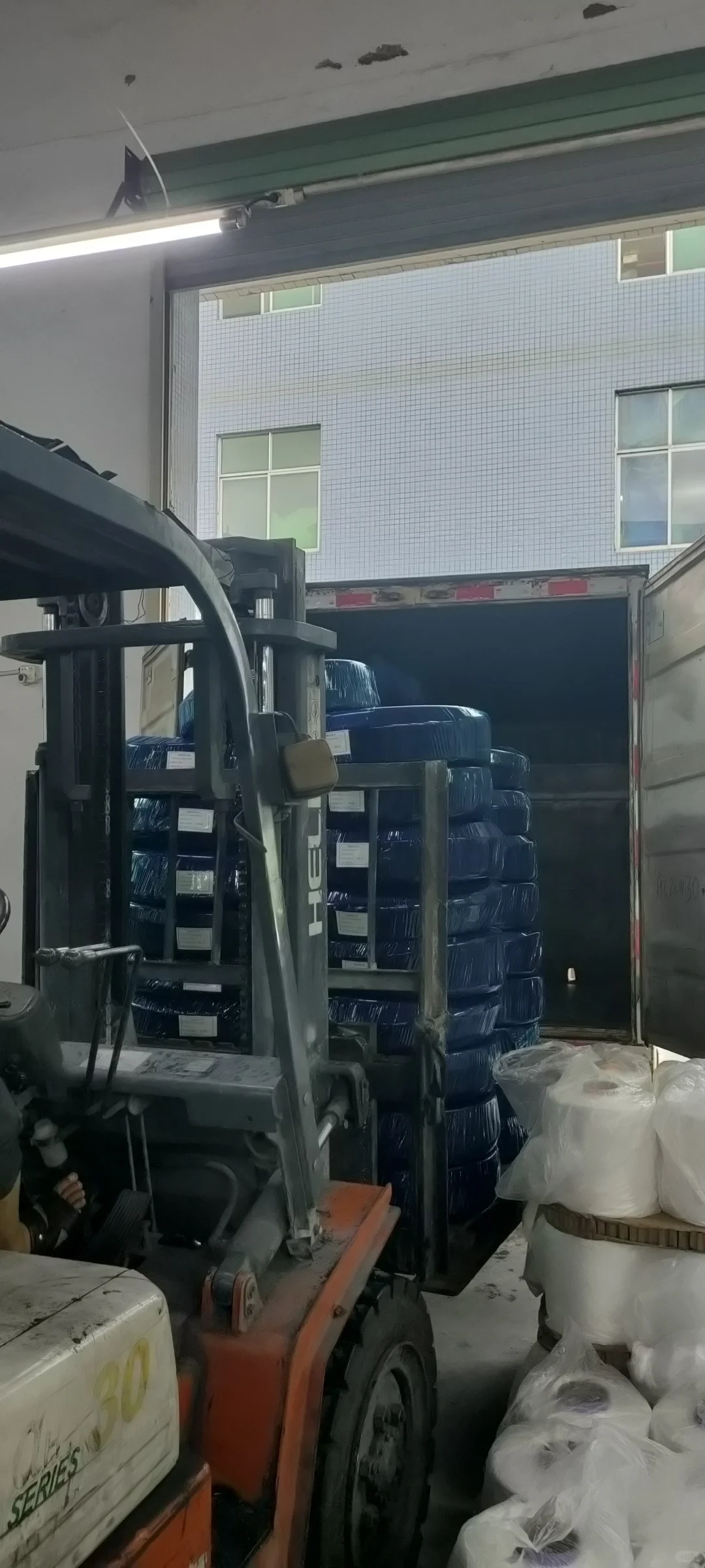 天公不作美下雨也不耽误橡胶耐油管装车发货