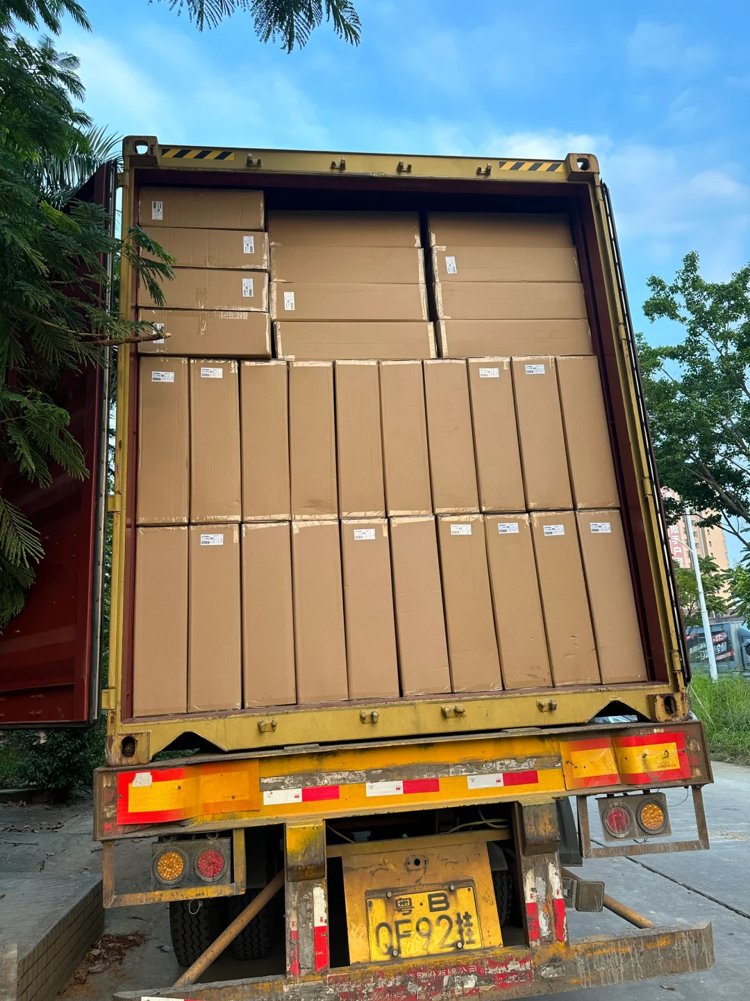 我爸说工厂要倒闭了，整天没单子做…