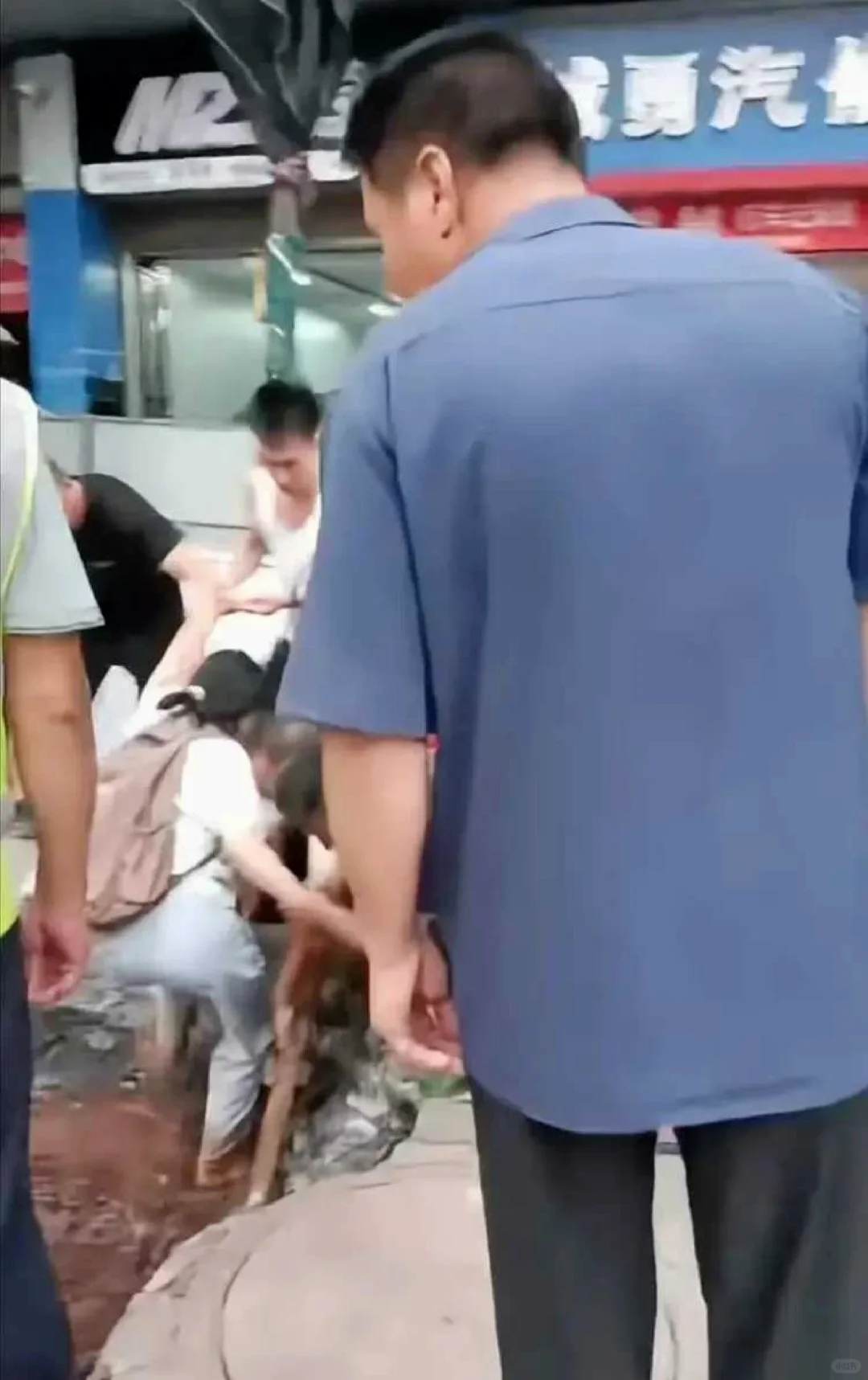 尴尬！网传重庆一萝卜快跑车辆翻沟里去了