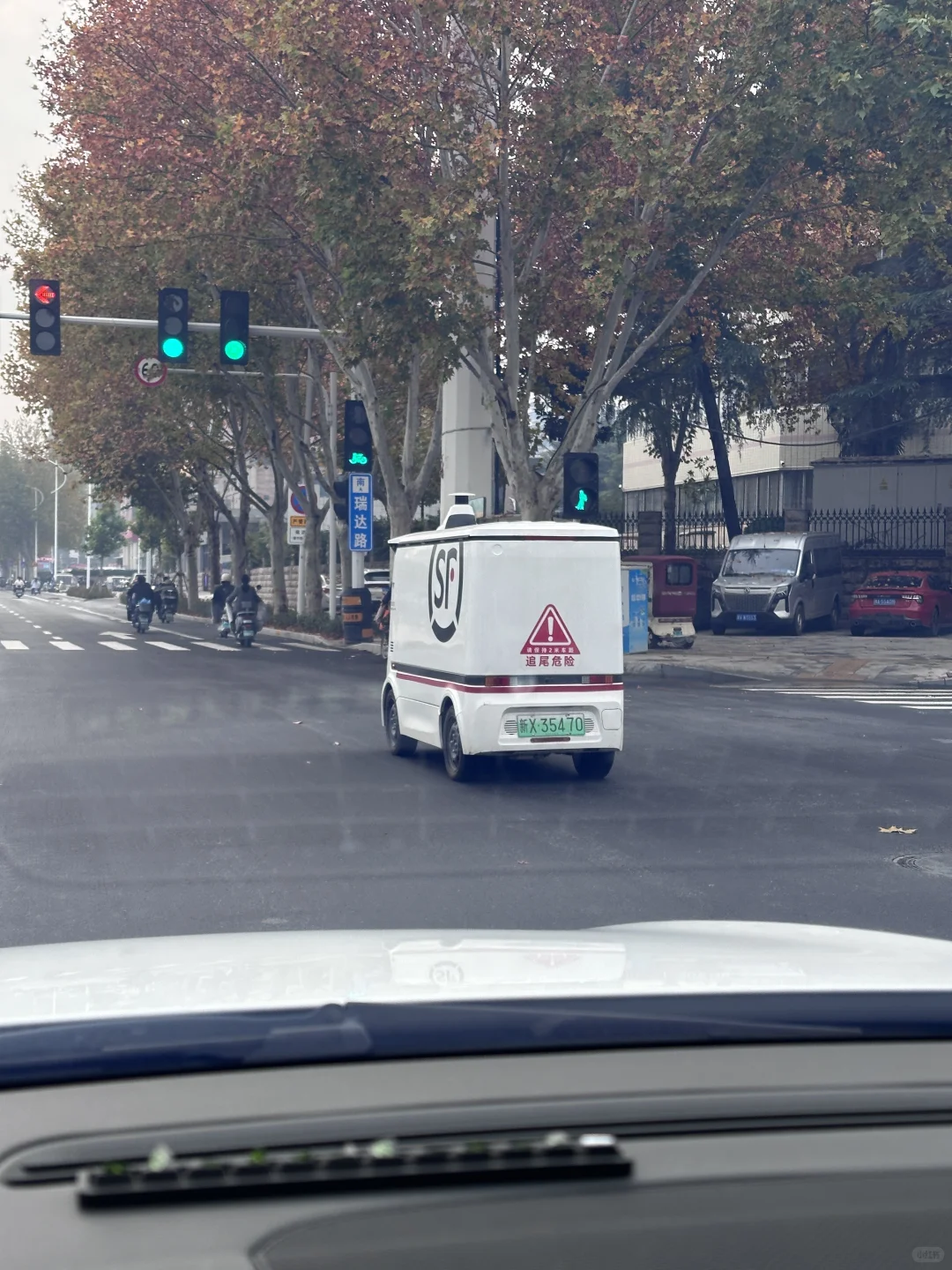 偶遇了顺丰的无人自动驾驶啊，这么可爱好玩